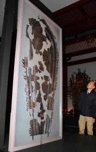 透明なアクリル板に替えられ見られるようになった二月堂本尊の光背裏面