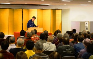 県立図書情報館で行われている落語の寄席（同館提供）