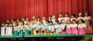 古代風の衣装を身にまとい、古事記の神話を演じる園児