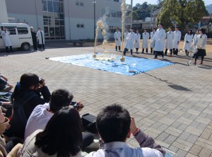 化学反応の実験を披露する科学部の生徒ら