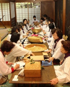 豆を手際よく袋詰めしていく興福寺婦人会のメンバーたち