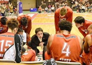 選手に指示する衛藤ＨＣ。大分戦は個々のメンタルや決定力が試される
