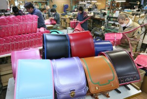 カザマの工房ではランドセル製造のピークを迎えている