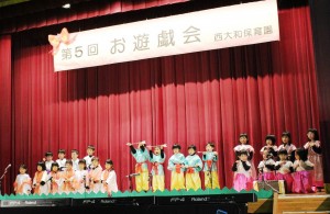 古代風の衣装を身にまとい、古事記の神話を演じる園児