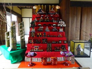 町家の座敷に展示される８段飾りのひな人形（県立民俗博物館提供）