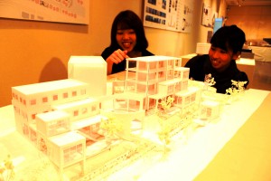 学内で優秀賞を受賞した上地さん（左）の作品