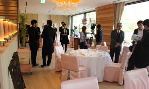 開放的な窓から自然豊かな景色も楽しめる「リストランテ　オルケストラータ」。関係者向けの内覧会の様子