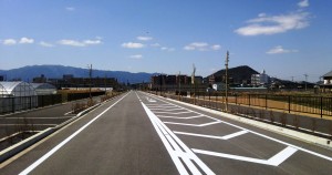 ２９日に開通する県道・橿原神宮東口停車場飛鳥線のバイパス。右奥は畝傍山＝橿原市