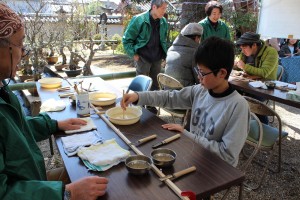 筆造り体験をする子供たち
