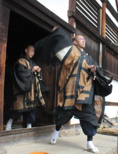 食堂から出て「生飯投げ」を行う練行衆たち
