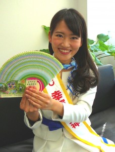 産経新聞奈良支局を訪れた宝くじ幸運の女神の増林千晶さん