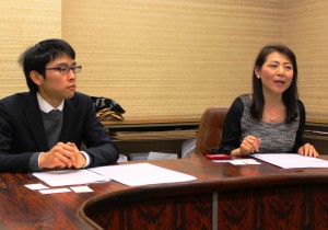 公演に向けて意気込みを語る中橋さん(右)と渡里さん