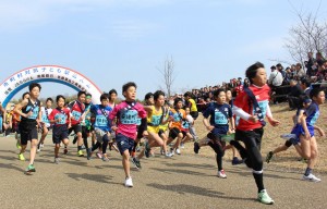 駅伝の部で、元気に走り出す児童