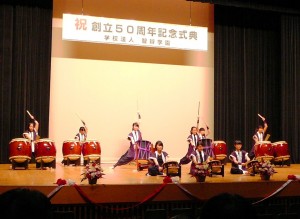 祝賀演奏を披露する和太鼓部「桔梗」のメンバー