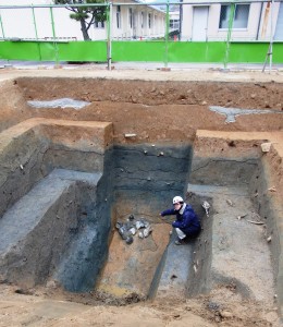 小山田遺跡で見つかった方墳の基礎部分(石がある所)=今年1月17日