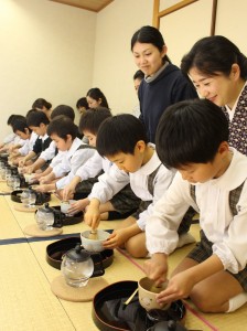 真剣な表情でお茶を点てる園児たち