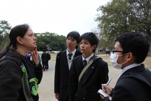 ALTのアデリア・ファルクさん(左端)と外国人観光に関して議論を深める生徒たち