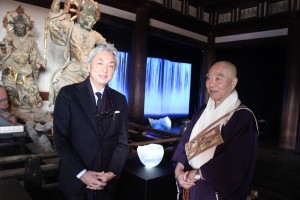 展示について語る千住博さん(左)と山田法胤管主。後ろは千住さんの屏風作品