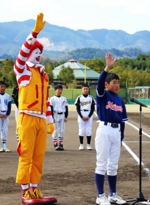 元気いっぱいに選手宣誓する真美ケ丘ファイターズの野田櫂主将
