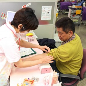 献血に協力する産経新聞五條専売所長の坂口昌義さん