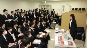 参加企業のブースで説明を聞く学生