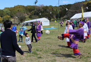 飛鳥蹴鞠体験には多くの観光客が参加し、楽しんでいた