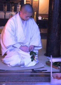 「小観音」に供える生花を整える練行衆