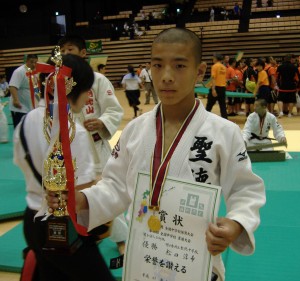 全国大会で優勝し、賞状とトロフィーを持つ松田淳希さん＝昨年８月　北海道函館市（聖徳中学校提供）