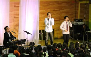 熱唱するアルケミストのメンバー