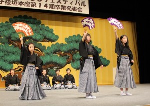 優雅な舞を披露する子供たち