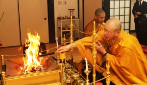 経を読み上げながら炉で茶筌をたき上げる嵪司芳正住職