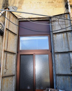 重厚な鉄の扉の付いた雨戸