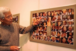 お遍路で出会った人々の写真を紹介する宮本光夫さん