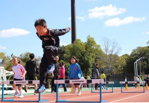 ハードル走の練習に取り組む児童