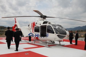 内覧会ではヘリポートのドクターヘリなどを参加者が見学した