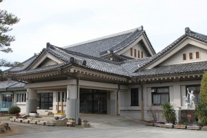 立派な瓦ぶきの屋根がある奈良市立鼓阪小学校の本館と講堂