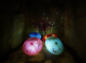 石舞台古墳内を鮮やかに彩る和傘（明日香村地域振興公社提供）