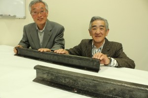 市にレールを寄贈した加藤豊二さん（右）と楠本冝敏さん