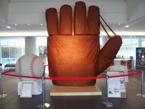 １１日から福島県いわき市でお披露目される「大仏グラブ」