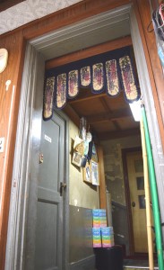 銀行当時の厚さのある建具が今もそのまま使われている