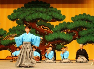 優雅な舞と演奏を披露するちびっ子桧垣本座の子供たち