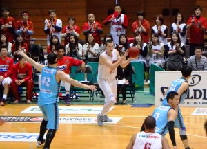 京都戦でブースターの熱い声援を受け奮闘するリチャート（中央）