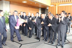 退任式後、花束を贈られ職員らに見送られる奥田喜則副知事