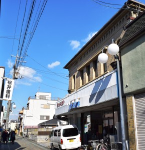 本町通りに建つ「モリモトデンキ」