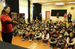 絵本の読み聞かせに声をあげて笑う子供たち