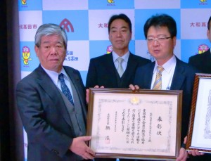 吉田市長(左)に受賞を報告した堀会長(右)