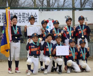 初優勝を果たし、笑顔のKGヒーローズの選手たち