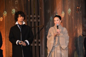 あいさつする河瀬直美監督（右）と出演した俳優の斎藤工さん