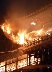 古都・奈良に春の訪れを告げる東大寺二月堂の「お水取り」お松明 (竹川禎一郎撮影、多重露光)