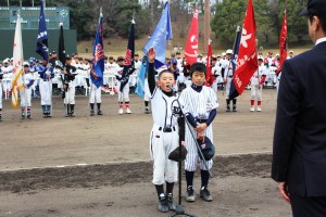 選手宣誓するやまとの是沢天晴主将（左）と大安寺アパッチライオンズの久保武尊主将